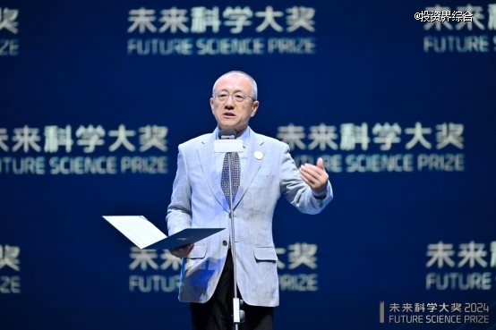 男人拿著球拍 描述已自動(dòng)生成